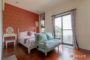 大同的住宿－泰雅山莊民宿，卧室配有床、椅子和窗户。