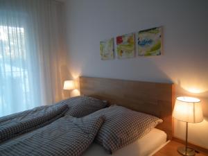 A bed or beds in a room at Nassfeld Apartments - "Traditionell anders"