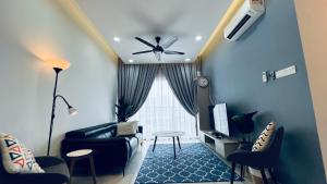 sala de estar con sofá y ventilador de techo en Kama Homestay @Wangsa Maju en Kuala Lumpur