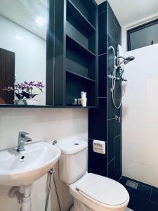 La salle de bains est pourvue de toilettes et d'un lavabo. dans l'établissement Kama Homestay @Wangsa Maju, à Kuala Lumpur