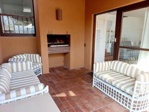 sala de estar con 2 sillas y chimenea en 2 Bedroom Lagoon Villa Sanlameer Estate, with water tank & UPS en Marina Beach