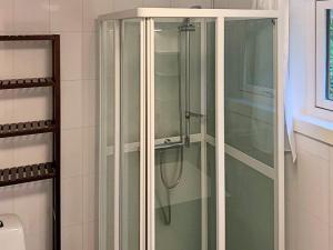una doccia con una porta in vetro in un bagno di 6 person holiday home in Brekke a Brekke