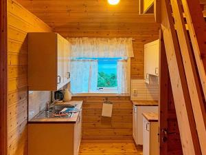 una cucina con lavandino e una finestra in una cabina di 6 person holiday home in Brekke a Brekke