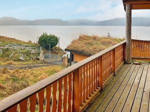una veranda con vista sull'acqua di 6 person holiday home in Brekke a Brekke