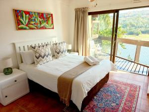 1 dormitorio con 1 cama grande y ventana grande en 2 Bedroom Lagoon Villa Sanlameer Estate, with water tank & UPS en Marina Beach