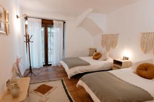 a bedroom with two beds and a window at Casa Jaraíz - Centre town in Caravaca de la Cruz