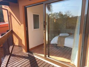 una puerta corredera de cristal en un balcón con cama en 2 Bedroom Lagoon Villa Sanlameer Estate, with water tank & UPS en Marina Beach