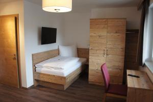 Un pat sau paturi într-o cameră la Apart Alpin