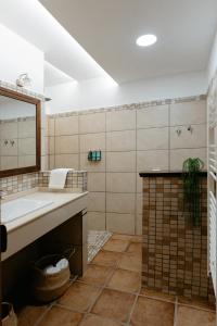 een badkamer met een wastafel en een spiegel bij Casa Jaraíz - Centre town in Caravaca de la Cruz