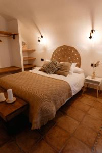 een slaapkamer met een groot bed in een kamer bij Casa Jaraíz - Centre town in Caravaca de la Cruz