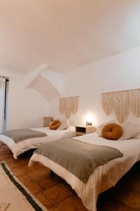 um quarto com duas camas com almofadas em Casa Jaraíz - Centre town em Caravaca de la Cruz