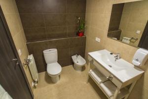 A bathroom at Hostal Elvira