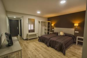 A bed or beds in a room at Hostal Elvira