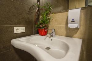 A bathroom at Hostal Elvira