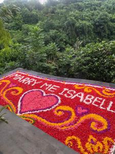 a rangoli con corazones y flores en el suelo en Bidadari Private Villas & Retreat, en Ubud