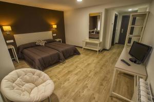A television and/or entertainment centre at Hostal Elvira
