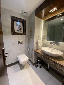 Koupelna v ubytování Country Inn & Suites By Radisson Jammu