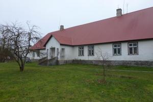 Casa blanca con techo rojo y patio en Kihelkonna Pastorate Guesthouse, en Kihelkonna