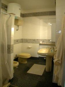 レッチェにあるB&B Al Giardinoのバスルーム(トイレ、洗面台、シャワー付)