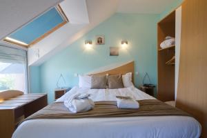Postel nebo postele na pokoji v ubytování Logis Hôtel Centrotel et Spa Bulles d'Allier
