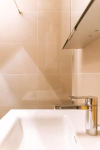 Ένα μπάνιο στο Cosy apartment near VIC (UNO City)