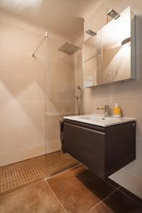 Ένα μπάνιο στο Cosy apartment near VIC (UNO City)