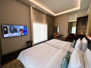TV a/nebo společenská místnost v ubytování Grayton Hotel by Blazon Hotels