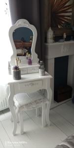 Fotografie z fotogalerie ubytování Chambre Bounty, B&B, cuisine privée, lit queen size, terrasse, parking, garage v destinaci Olliergues