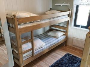 - deux lits superposés dans une chambre dans l'établissement 6 person holiday home in KOPPARBERG, à Kopparberg