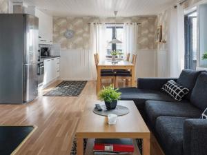 - un salon avec un canapé et une table dans l'établissement 6 person holiday home in KOPPARBERG, à Kopparberg