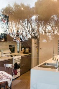 eine Küche mit einem an der Wand gemalten Baum in der Unterkunft Aireys Central in Aireys Inlet