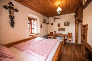 Postel nebo postele na pokoji v ubytování Domek kata Matěje