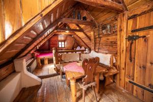una habitación con una cama y una mesa en una cabaña en Domek kata Matěje en Český Krumlov