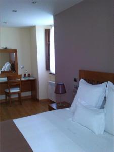 Llit o llits en una habitació de Hotel Villadesella