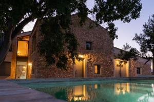 卡马尔莱斯Mas Xalmes的一栋楼前有游泳池的房子