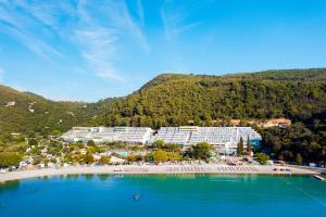 vista aerea su un resort e su una spiaggia di Hotel Narcis - Maslinica Hotels & Resorts a Rabac