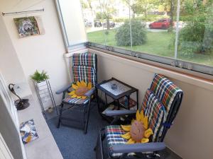 2 stoelen en een tafel in een kamer met een raam bij Garsonka Ostrava in Ostrava