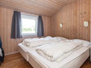 - une chambre avec 2 lits dans une chambre avec une fenêtre dans l'établissement 12 person holiday home in Nordborg, à Nordborg 42 autres photos