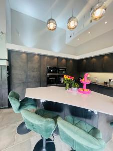 Кухня или мини-кухня в Dream House London with gym, cinema and housekeeper
