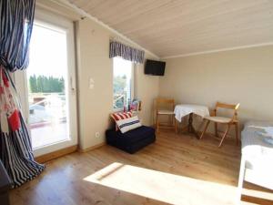 ein Wohnzimmer mit einem großen Fenster und einem Tisch in der Unterkunft Pokój 2-osobowy z balkonem in Danzig
