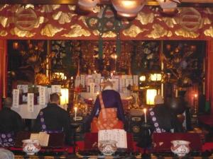 un grupo de personas sentadas en una habitación en Kongo Sanmaiin, en Koyasan