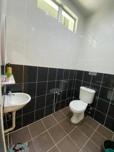 uma casa de banho com um WC e um lavatório em homestay kubang ikan chendering 5minit ke pantai em Kuala Terengganu