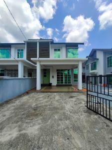 duży biały dom z zielonymi oknami w obiekcie homestay kubang ikan chendering 5minit ke pantai w mieście Kuala Terengganu
