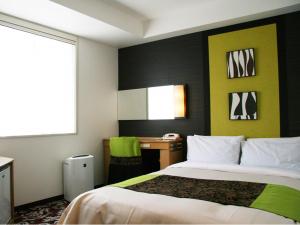 1 dormitorio con 1 cama con pared verde y negra en New Otani Inn Tokyo, en Tokio