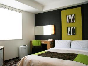 a bedroom with a bed with a green and black wall at New Otani Inn Tokyo in Tokyo