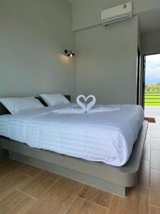 um quarto com uma cama com uma decoração de coração em ลานนา รีสอร์ท 