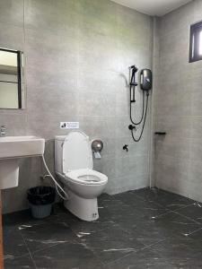 ein Bad mit WC und ein Telefon an der Wand in der Unterkunft ลานนา รีสอร์ท 