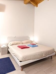 - un lit blanc avec 2 serviettes dans une chambre dans l'établissement Agriturismo Ardizio 43, à Pesaro
