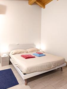 a white bed with two towels on it in a room at Agriturismo Ardizio 43 in Pesaro