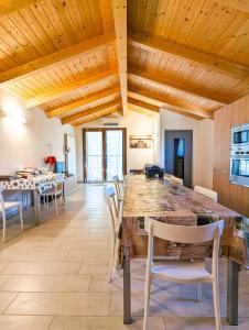 uma sala de jantar com uma grande mesa e cadeiras em Agriturismo Ardizio 43 em Pesaro